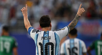 Messi vira maior artilheiro das copas e lidera Argentina em estreia